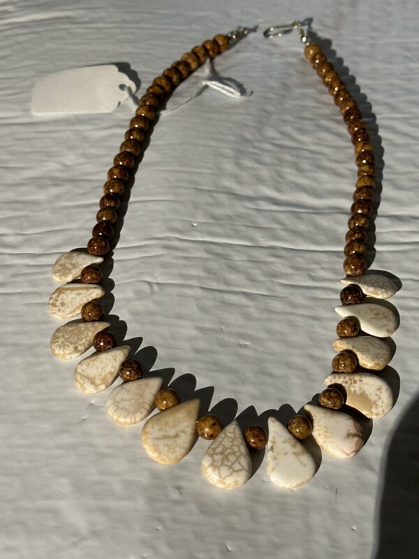 Necklace Brown Agate And Howlite